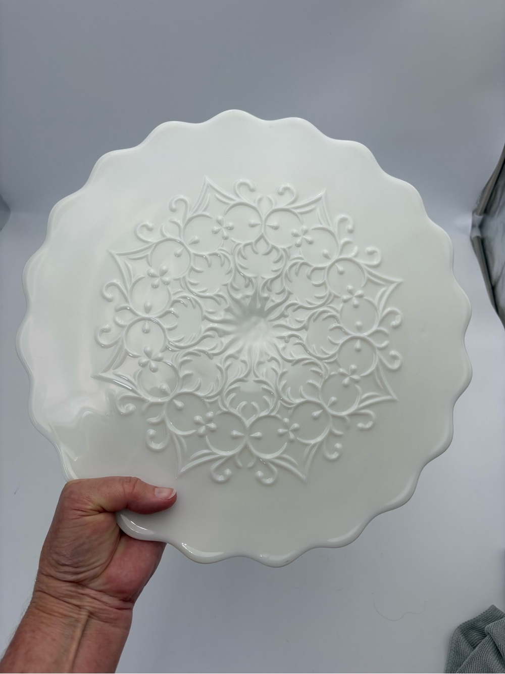 Elegant Vintage Fenton Milk Glass “Spanish Lace” Cake Stand